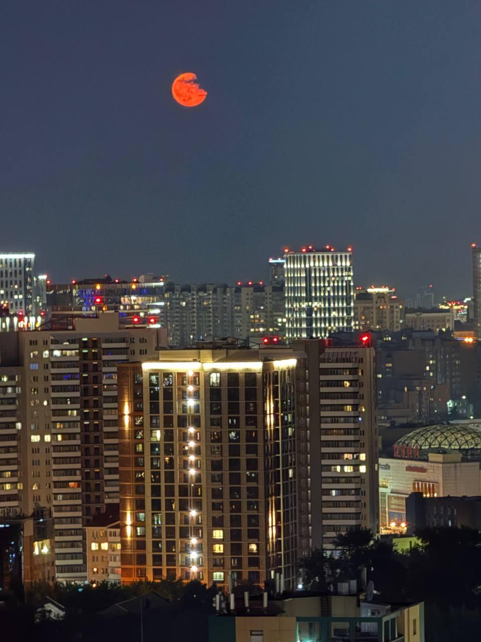 Фото Такого не будет до 2043 года. Новосибирцы поделились кадрами редкого «Клубничного полнолуния» 3 - Сиб.ФМ Фото Такого не будет до 2043 года. Новосибирцы поделились кадрами редкого «Клубничного полнолуния» 3